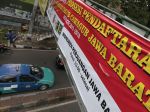 20121113_Spanduk_Cagub_dan_Cawagub_Tanpa_Izin_6060.jpg