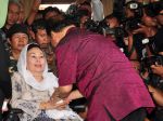 20121129_Sutan_Bhatoegana_Minta_Maaf_Kepada_Sinta_Nuriyah_8840.jpg
