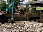 20121203_Pengerukan_Sampah_Di_Pintu_Air_Manggarai_4088.jpg