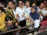 20130208_Cagub_Yance_Kunjungi_Pengungsi_Banjir_di_Baleedah_7526.jpg