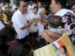20130208_Cagub_Yance_Kunjungi_Pengungsi_Banjir_di_Baleedah_8780.jpg