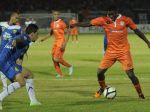 20130217_Persisam_Obiora_vs_Persib_Naseer_Al_Sebai_1847.jpg