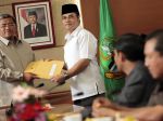 20130225_Aceng_Fikri_Terima_Surat_Pemberhentian_4469.jpg