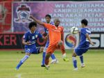 20130419_Pemain_Persisam_Dihadang_2_Pemain_Persiba_5717.jpg