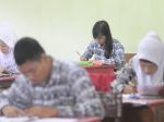 20130420_Ujian_Nasional_Matematika_di_SMAN_9_Samarinda_9666.jpg