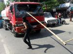 20130425_Mahasiswa_Rusak_Mobil_Truk_Pertamina_7937.jpg