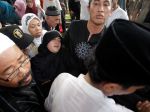 20130426_Istri_Ustadz_Jeffry_Al_Buchori_Jatuh_Pingsan_2550.jpg