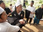 20130426_Istri_Ustadz_Jeffry_Al_Buchori_Jatuh_Pingsan_7292.jpg