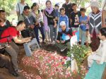20130428_Makam_Uje_Ramai_Dikunjungi_Peziarah_2675.jpg