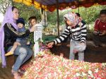 20130428_Makam_Uje_Ramai_Dikunjungi_Peziarah_3952.jpg