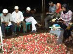20130429_Warga_Kunjungi_Makam_Ustadz_Jeffry_Al_Buchori_8555.jpg