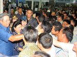 20130501_Buruh_Bersalaman__dengan__7163.jpg