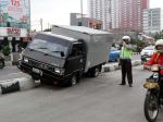 20130512_mobil-box-nyangkut-di-sparator-bus-way_1826.jpg
