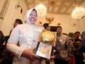 20130610_walikota-surabaya-terima-piala-adipura_3771.jpg