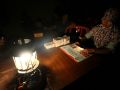 20130620_padam-listrik-melipat-surat-suara-pakai-lilin_7617.jpg