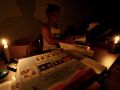 20130620_padam-listrik-melipat-surat-suara-pakai-lilin_8421.jpg