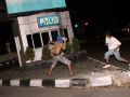 20130621_pos-polisi-dibakar-massa_5451.jpg