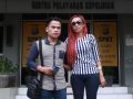 20130708_dewi-sanca-laporkan-arya-wiguna-ke-polda_6470.jpg