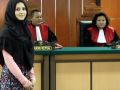 20130716_novi-amelia-tampil-berhijab-saat-menghadiri-sidang-perkaranya_4527.jpg