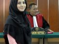 20130716_novi-amelia-tampil-berhijab-saat-menghadiri-sidang-perkaranya_6010.jpg