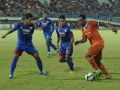 20130802_lancine-kone-lewati-hadangan-purwaka-dan-hendro-siswanto_3423.jpg