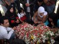 20130911_keluarga-berdoa-di-makam-aipda-sukardi_7695.jpg