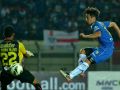 20130926_kenji-adachihara-melepas-tendangan-ke-gawang-sriwija-fc_2700.jpg