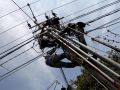 20130927_petugas-pln-mengganti-trafo-jaringan-listrik_5614.jpg