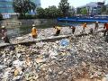 20131021_petugas-kebersihan-perahu-sampah-beroperasi-di-kali-sunter-jakar_6741.jpg