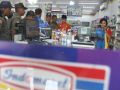 20131109_satpol-pp-pekanbaru-segel-toko-indomaret_8571.jpg
