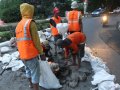 20131127_petugas-kebersihan-bersihkan-gorong-gorong_6619.jpg