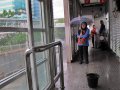 20131210_093711_halte-busway-bocor-calon-penumpang-menggunakan-payung.jpg