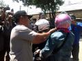 20131210_112701_kapolres-bandung-akbp-jamaludin-memberikan-helm-kepada-pengguna-sepeda-motor.jpg