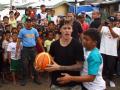 20131211_022708_justin-bieber-main-basket-bareng-anak-anak-haiyan.jpg