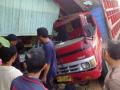 20131212_153652_truk-seruduk-warung-di-hgu.jpg