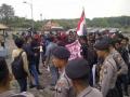 20131217_124652_demo-warga-kangean.jpg
