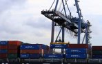 20131219_125306_bongkar-muat-peti-kemas-di-pelabuhan-tanjung-priok.jpg
