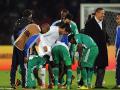 20131220_065836_para-pemain-raya-casablanca-melucuti-jersey-dekker-dan-sepatu-ronaldinho.jpg