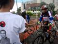 20131222_112951_hari-ibu-bagi-bunga-di-bundaran-hi.jpg