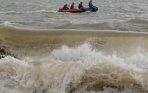 20131223_204728_dua-mahasiswa-unm-tenggelam-di-pantai-tanjung-bayang.jpg