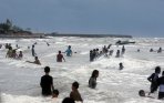 20131223_205325_dua-mahasiswa-unm-tenggelam-di-pantai-tanjung-bayang.jpg