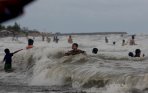 20131223_205500_dua-mahasiswa-unm-tenggelam-di-pantai-tanjung-bayang.jpg