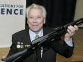 20131224_062515_mikail-kalashnikov-dan-senjata.jpg