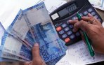 20131224_155556_warga-menghitung-uang-rupiah.jpg
