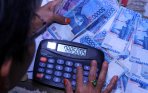 20131224_155647_warga-menghitung-uang-rupiah.jpg