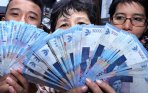 20131224_155829_warga-menghitung-uang-rupiah.jpg