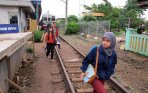 20131226_231503_perjalanan-krl-terganggu-pohon-tumbang.jpg