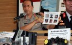 20140103_151224_brigjen-pol-boy-rafli-amar-gelar-barang-bukti-teroris-ciputat.jpg