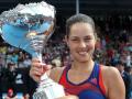 20140104_181501_petenis-serbia-ana-ivanovic-berpose-dengan-trofi-juara.jpg
