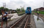 20140108_070225_memadatkan-bantalan-rel-jalur-ganda.jpg